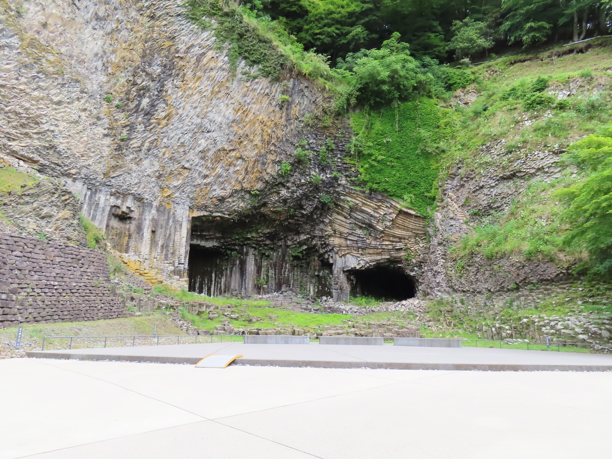 柱状節理からなる六角形の岩壁に穿たれた、採掘場跡の洞窟