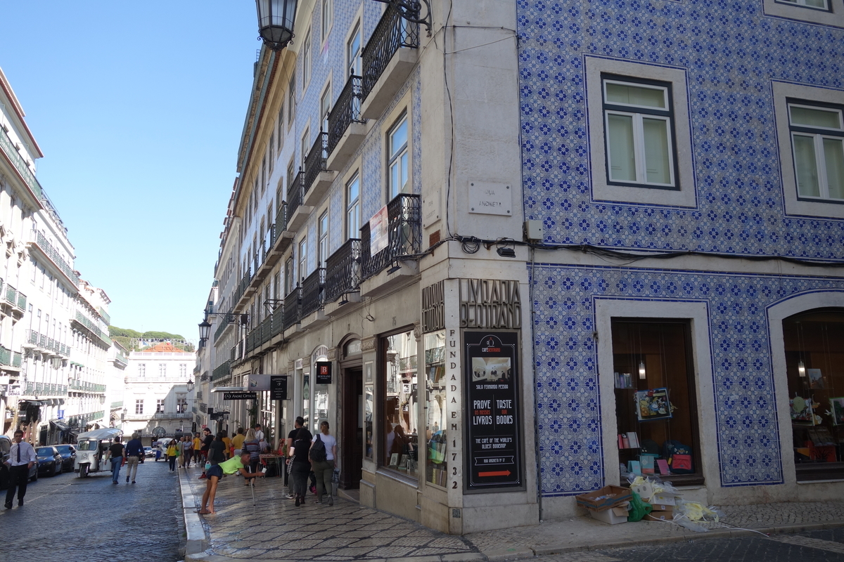 ベルトラン書店の美しいタイル張りの外壁
