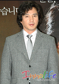 韓国俳優チェジェヒョンのスーツ姿