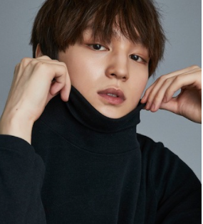 俳優チェ・ジェヒョンの黒いセーターを着ている画像