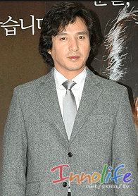 韓国俳優チェジェヒョンのスーツ姿