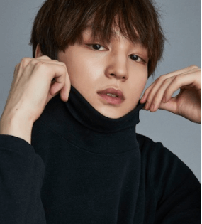 俳優チェ・ジェヒョンの黒いセーターを着ている画像