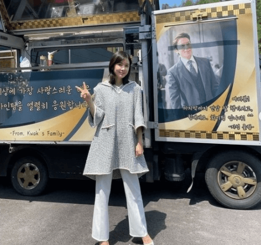 コーヒー車の前に立つ韓国女優イ・ボヨン