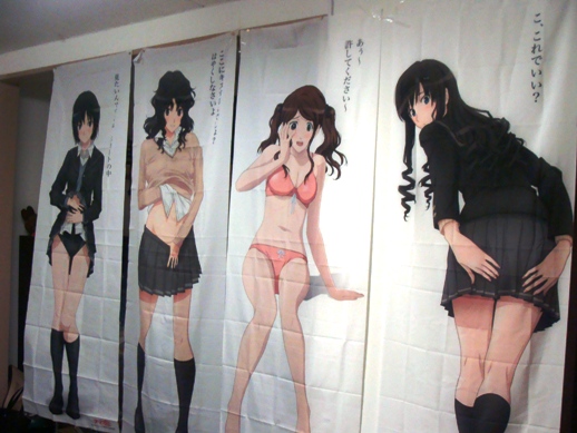 黒猫をおいかけてたら、等身大の七咲のたくしあげ布ポスターが