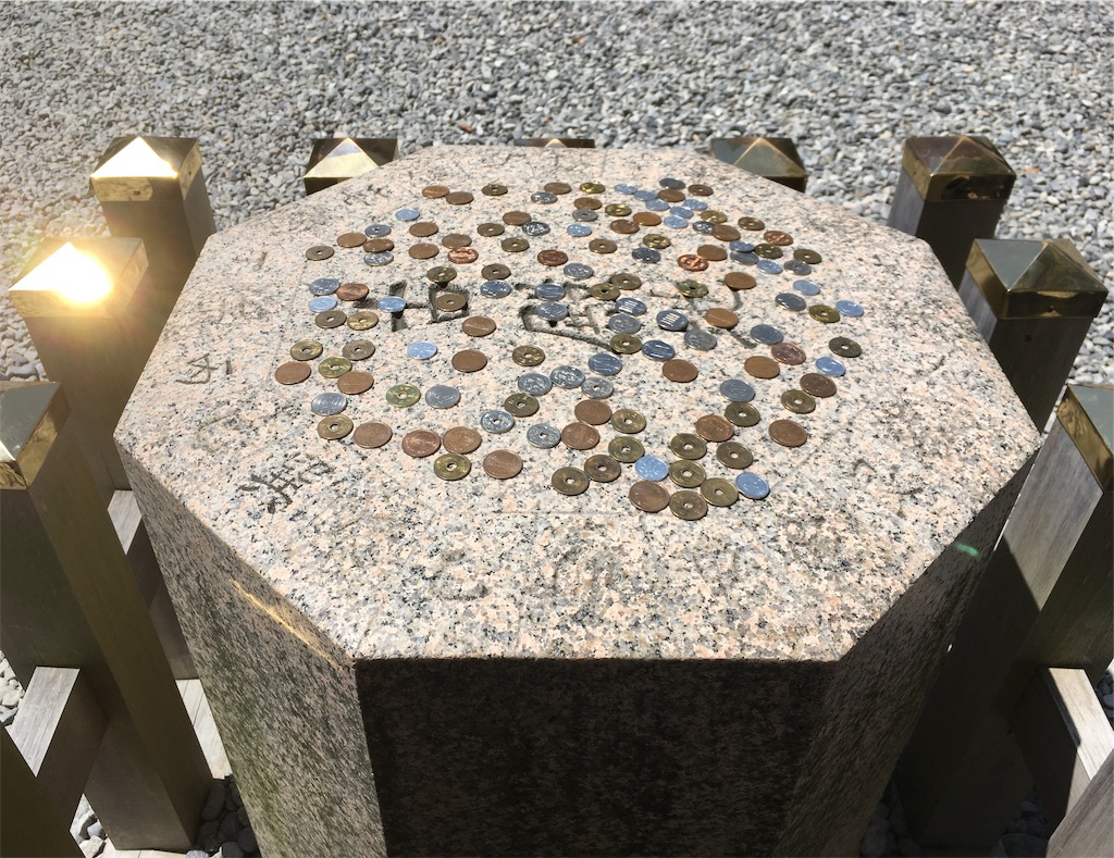 f:id:puuyaan:20190503135708j:plain 猿田彦神社 方位石 八角形