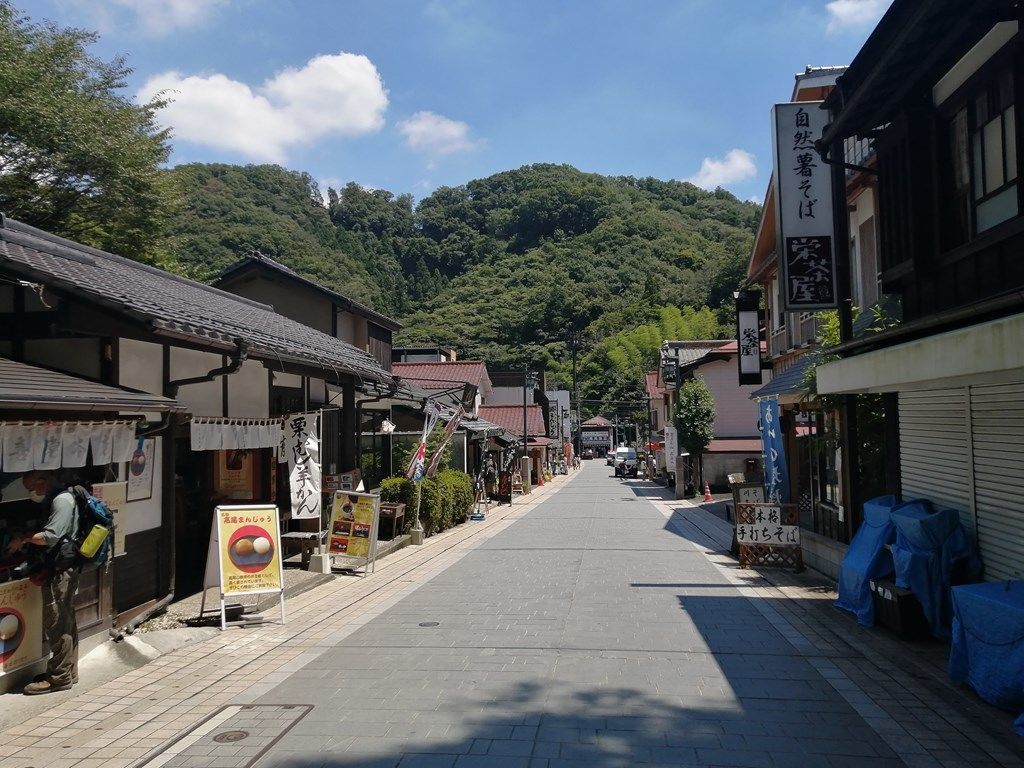 11:56 表参道コース登山口の周辺の店