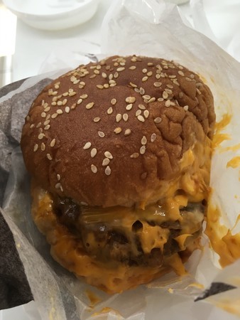 セブンイレブンのとろけるチーズのダブルバーガー は とろけたチーズが包装紙にくっつき 食べにくい セブンイレブン 池袋北口平和通り店 711sej In 豊島区 東京都 Pznの池袋食事日記 セブンイレブンのとろけるチーズのダブルバーガー は とろけたチーズが包装紙にくっつき 食べにくい セブンイレブン 池袋北口平和通り店 711sej In 豊島区 東京都 Pznの池袋食事日記