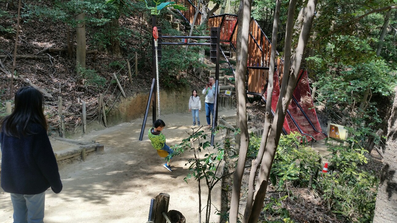 子供と一緒にフィールドアスレチック 神戸市立須磨離宮公園 えーっと キャンプ行く