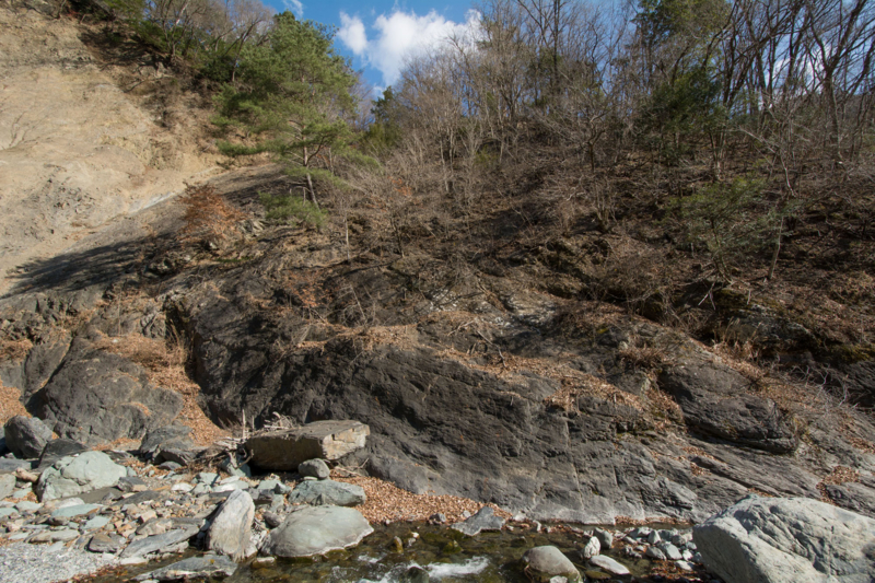 新倉断層と雨畑硯石 牛歩的写真中心網録”