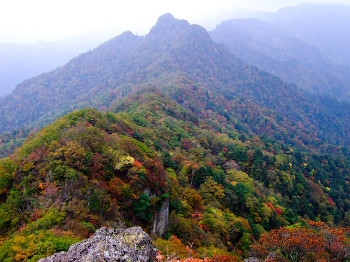 霞む大障子岩 from 前障子