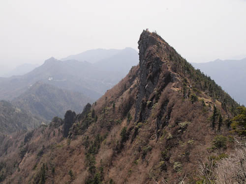 弥山から天狗峰を望む