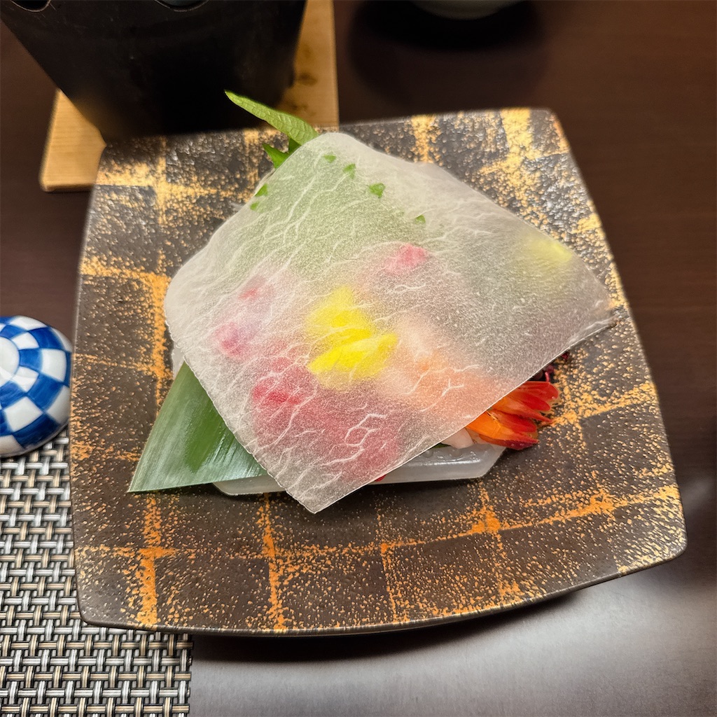 灰屋:お造りに桂剥き大根