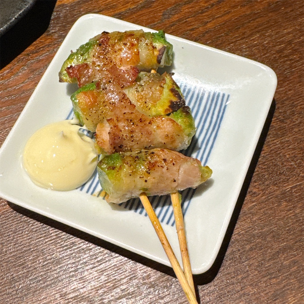 スシスミビ：料理（アボカド肉巻き）