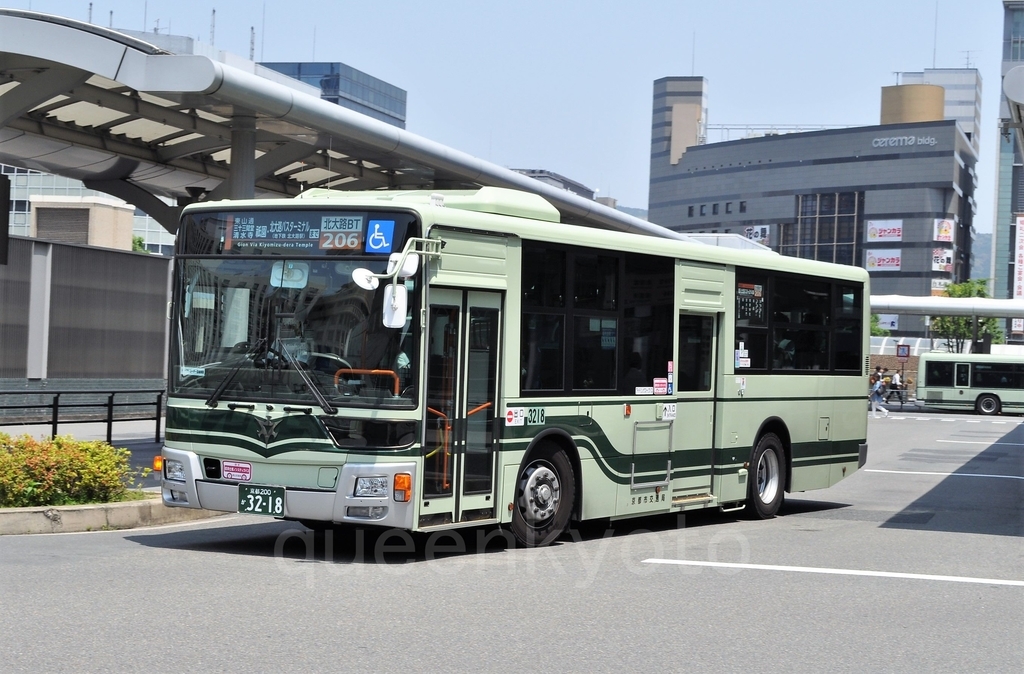 京都駅から東山を進む 206号系統 バス画像 京都から発信