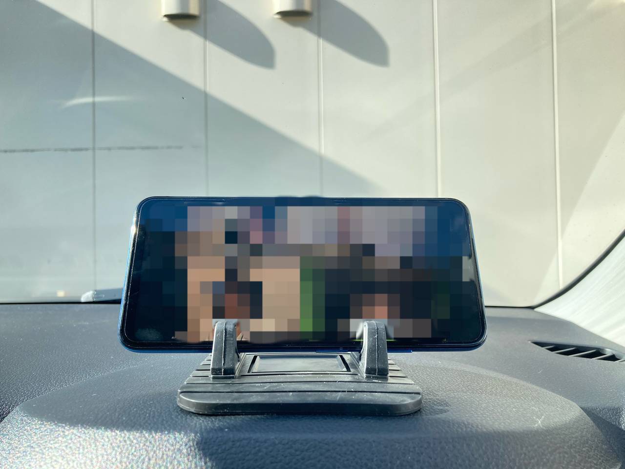 すべらんスタンドはコスパ最強のスマホ車載スタンド