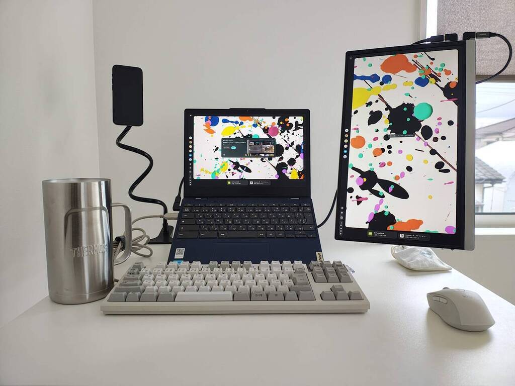 モバイルモニター - 浮かせる方法・Magsafeで固定した様子