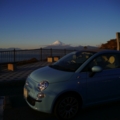 [car][風景][夕焼け]夕暮れ時のフィーちゃんと富士山