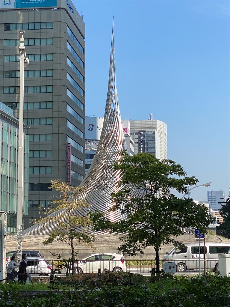 芸術 名古屋駅前のオブジェ 飛翔 ヴァレンティナとラフマニノフと共に歩く