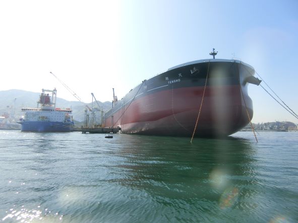 ジャワ島沖、海上がりの瀬戸の髭徳利