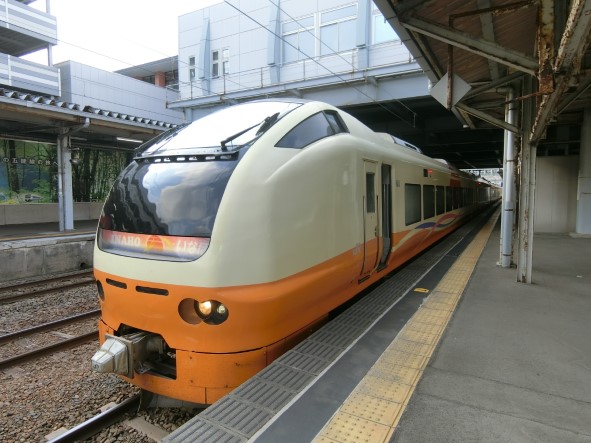 普通席2列分の豪華なグリーン車で夕陽と日本海を！特急「いなほ14号