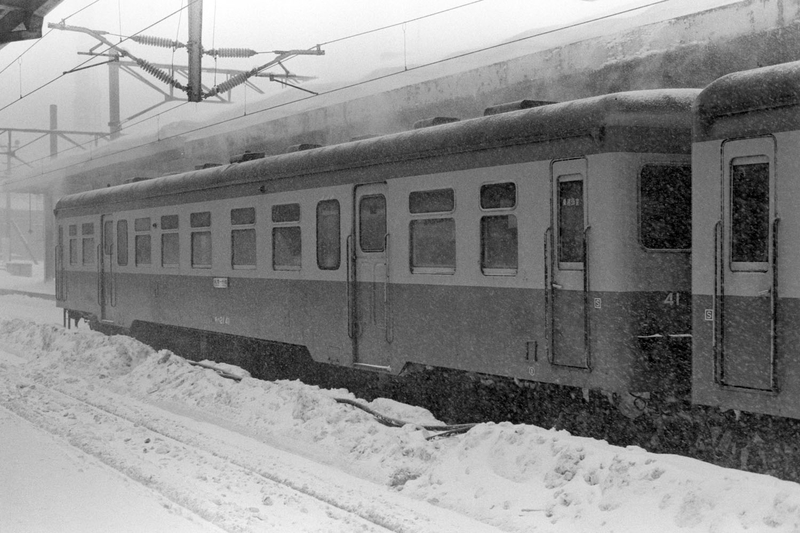 鉄道２ 白黒鉄道写真 混雑した駅の電車 車両写真-39 札幌駅-15吹雪 - ただいま鉄道写真スキャン中