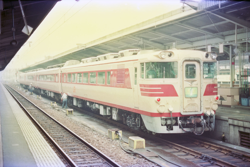 鉄道写真 青白いトーン 高品質印刷 どうしてこんな写真に - ただいま鉄道写真スキャン中