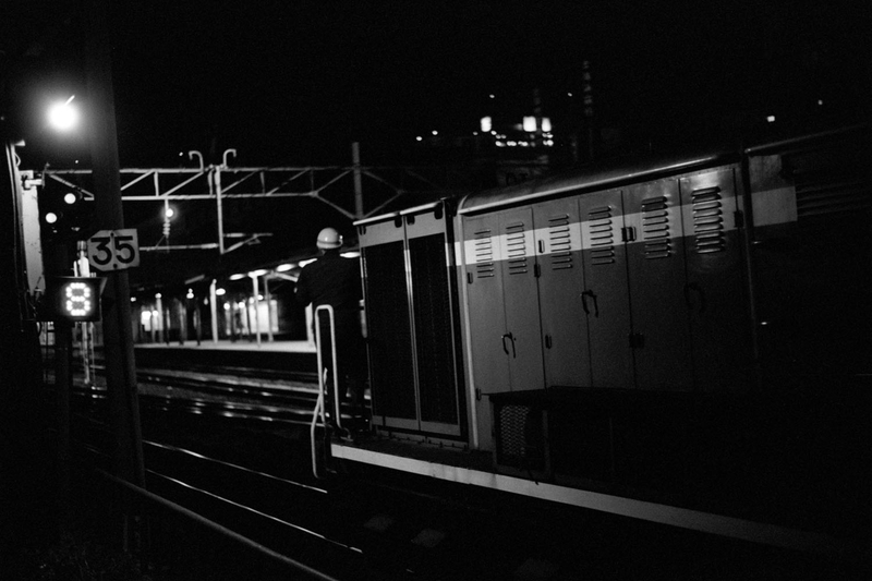 夜の札幌駅で流し撮り ただいま鉄道写真スキャン中