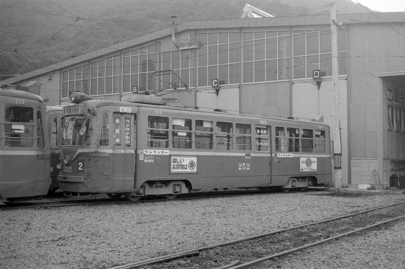 電車事業所にて - ただいま鉄道写真スキャン中