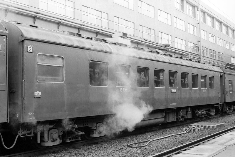 早朝の札幌駅、トライXで撮影（その1） - ただいま鉄道写真スキャン中