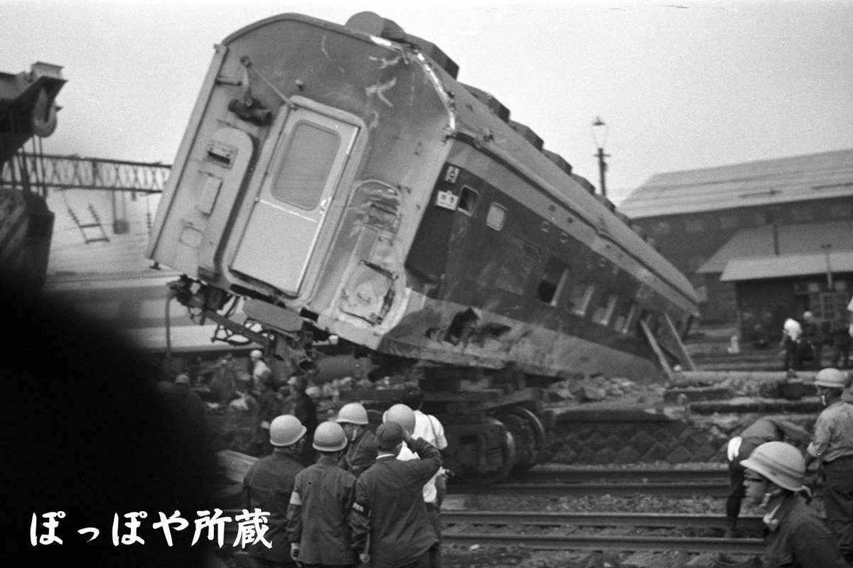 YH　事故処理車　2台 A 26-year-old company employee's car went the wrong way on