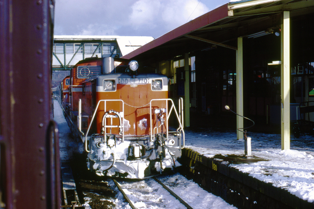 ゆ*ー様 古い鉄道看板 DD51の「架線注意」札 - ただいま鉄道写真スキャン中