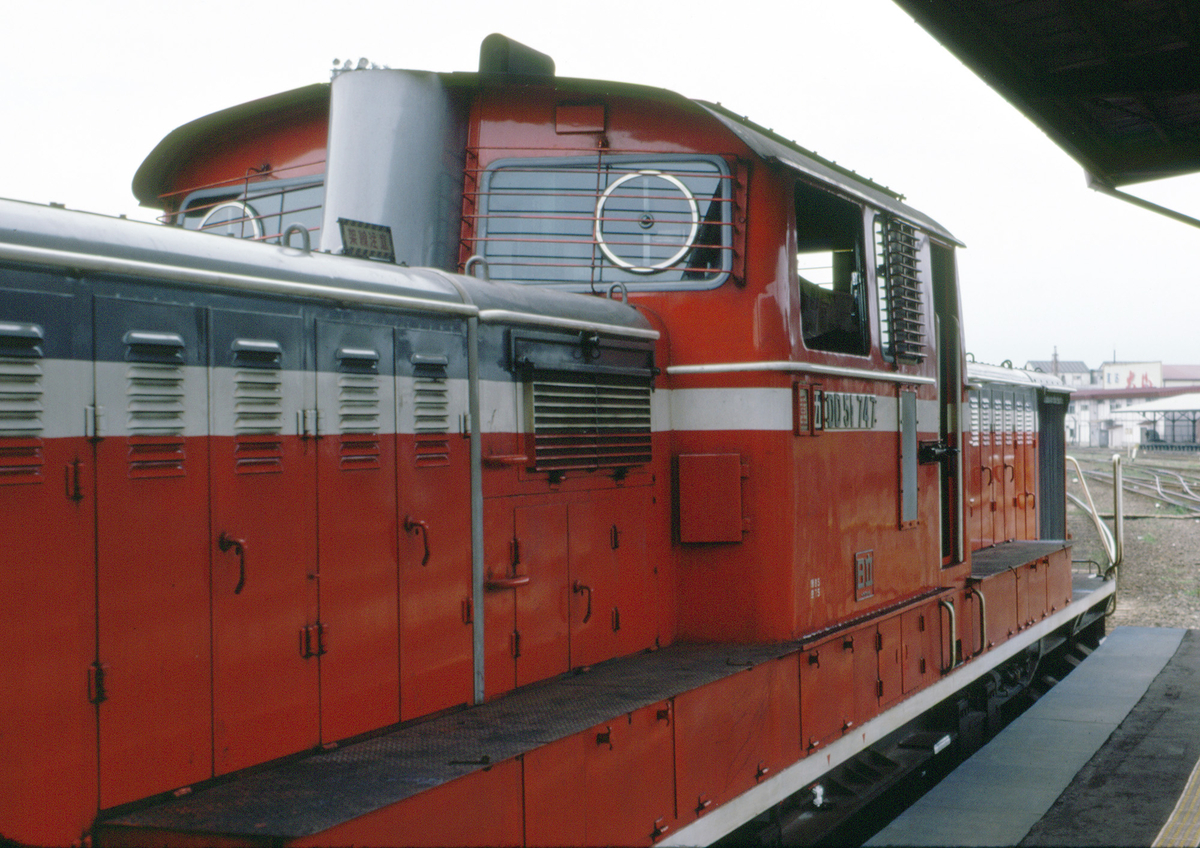 DD51の「架線注意」札 - ただいま鉄道写真スキャン中