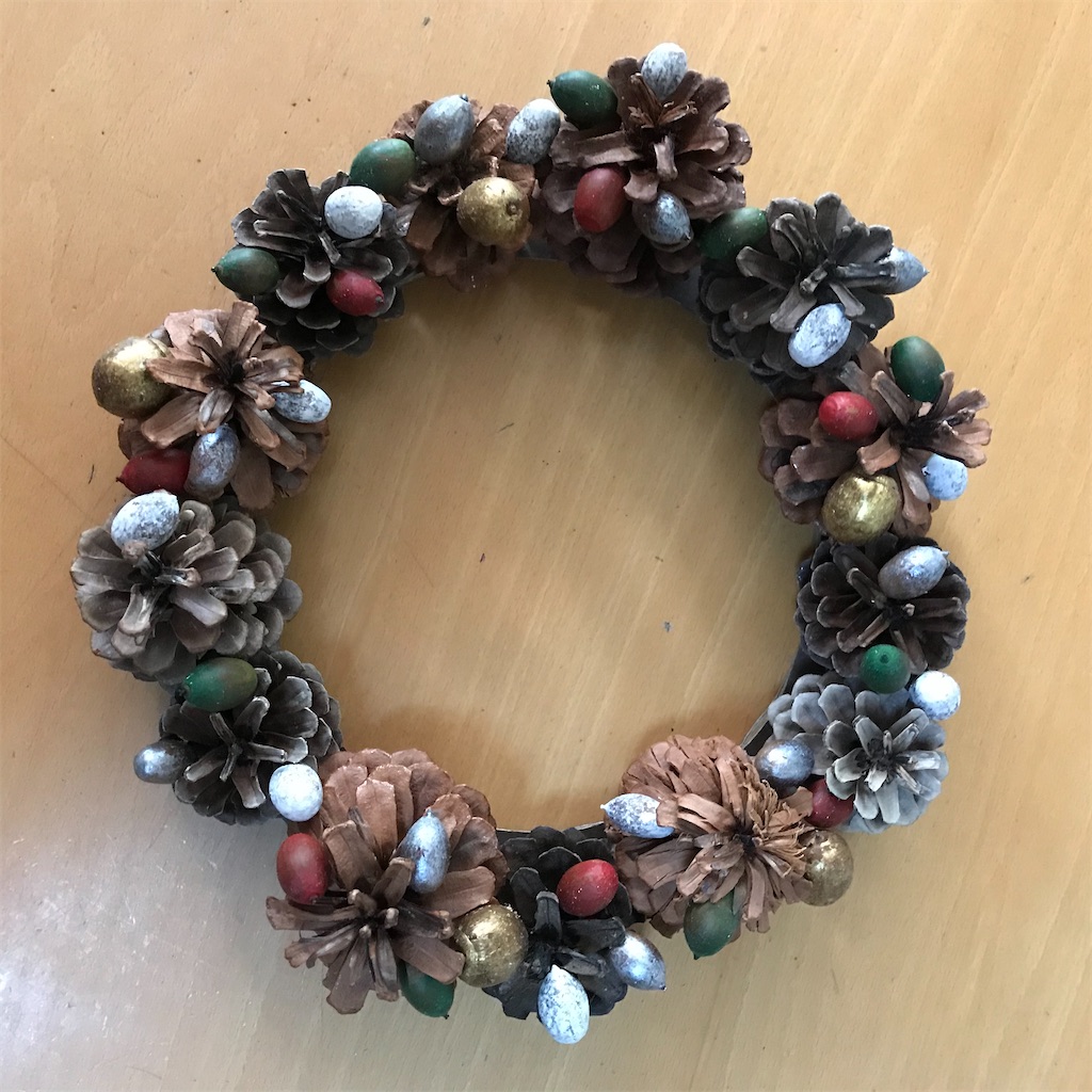 松ぼっくりとどんぐりのリース 虹のストライプ