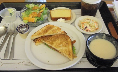 アメリカ定番のBLTサンドの昼食。