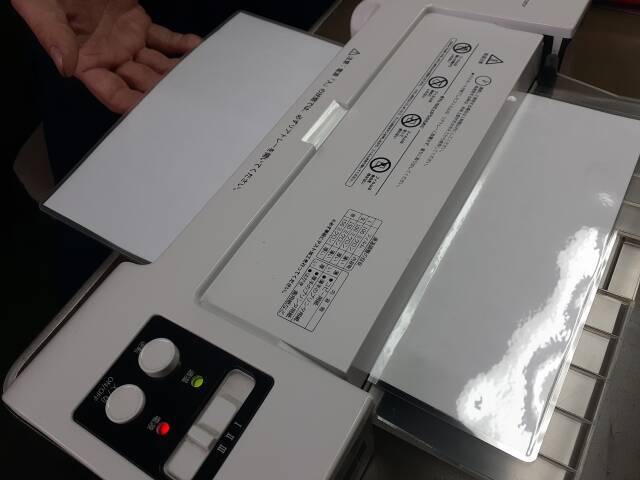 ラミネート加工はどこでできる？店舗と自宅での方法を比較