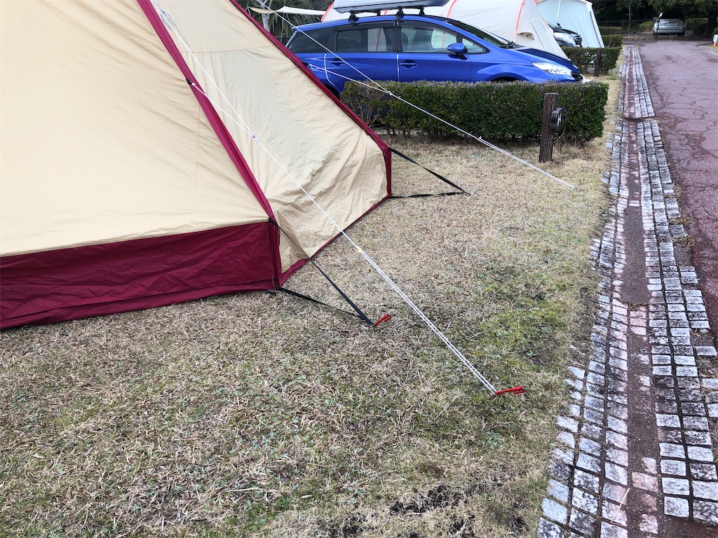 狭い区画サイトや犬連れでの冬キャンプにはコディアックキャンバスが ...