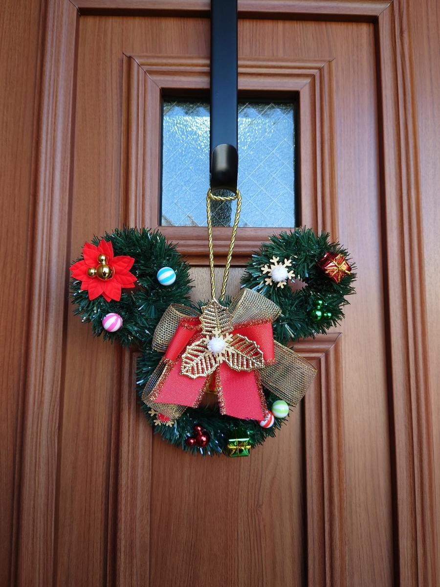 ディズニークリスマスに合わせて玄関リースをクリスマス仕様に変更しました ごゆるり暮らしの専業主婦