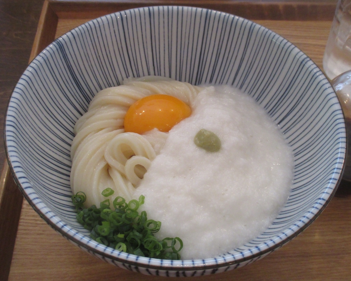 UDON NEXTの「月見 天都山かけうどん（冷）」と「おでん5種