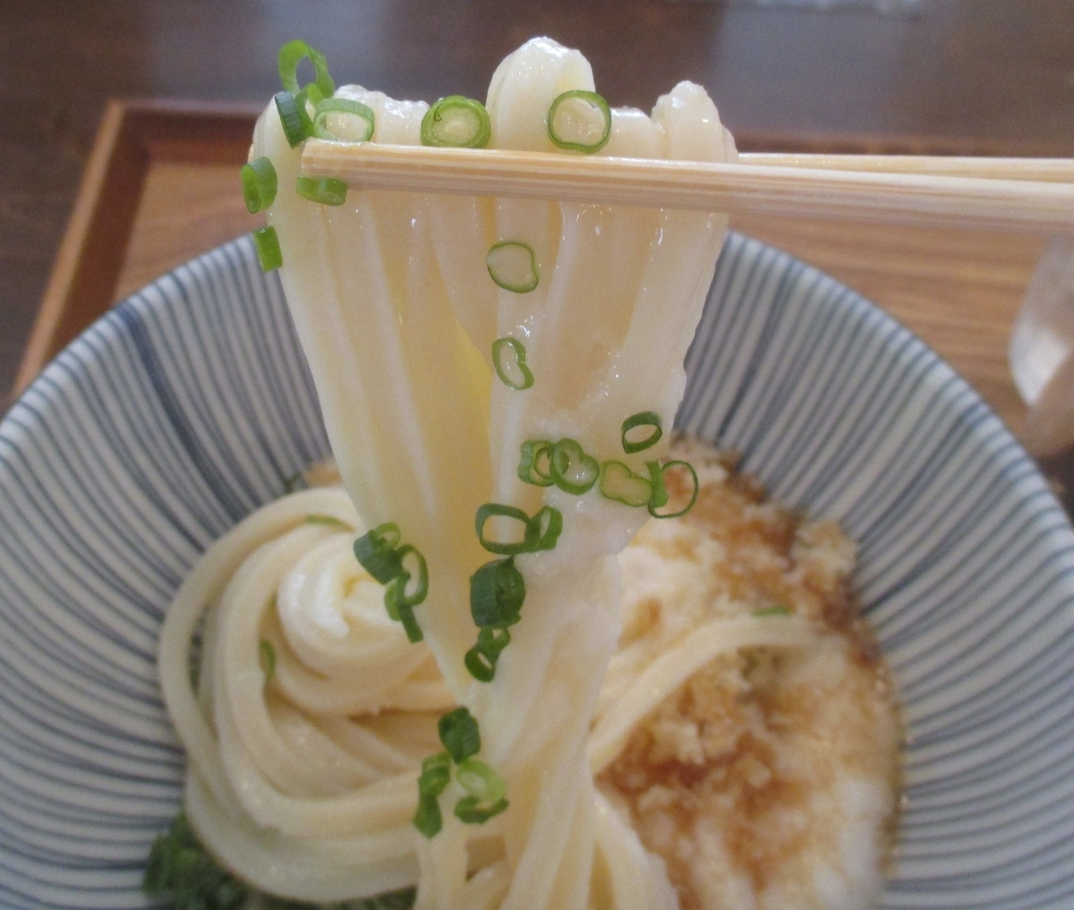 UDON NEXTの「月見 天都山かけうどん（冷）」と「おでん5種