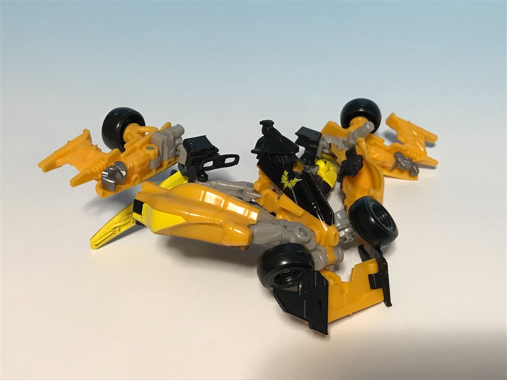 6輪じゃなかったっけ？トランスフォーマー ダークサイドムーン