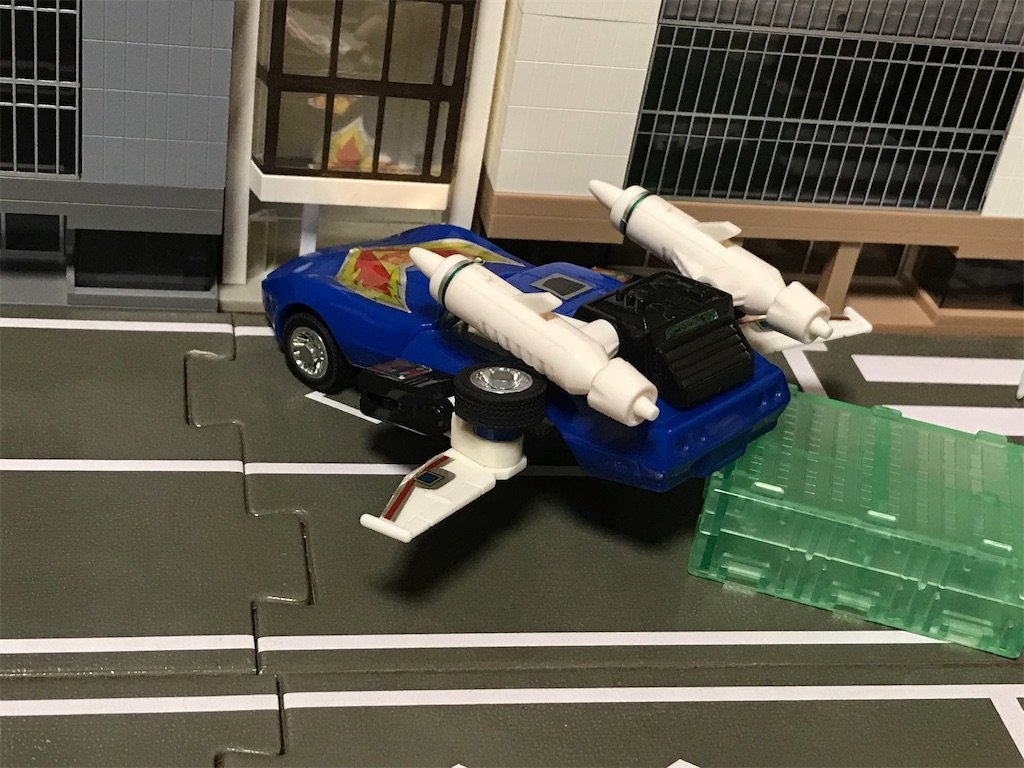 俺の美しいボンネットが・・・トランスフォーマーコレクション 4 戦士