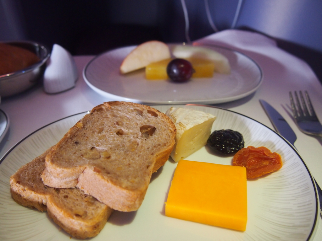 タイ国際航空_機内食_チーズとフルーツ