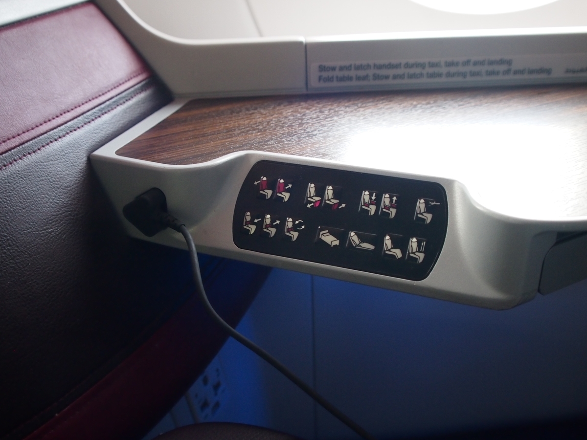 カタール航空-ビジネスクラス-シートコントローラ カタール航空-ビジネスクラス-シートコントローラ