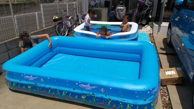 でかい家庭用プールにスライダー。子供がはしゃぐ魅惑のアイテム。 残念パパの育児とガジェット