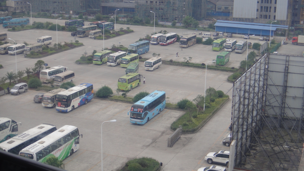 張家界 天門山ロープウエイ 駐車場上通過