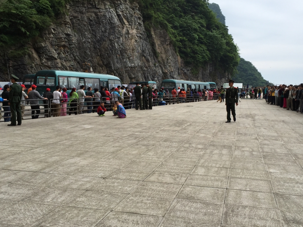 張家界 天門山 中腹 バス待ち行列 軍人さん監視