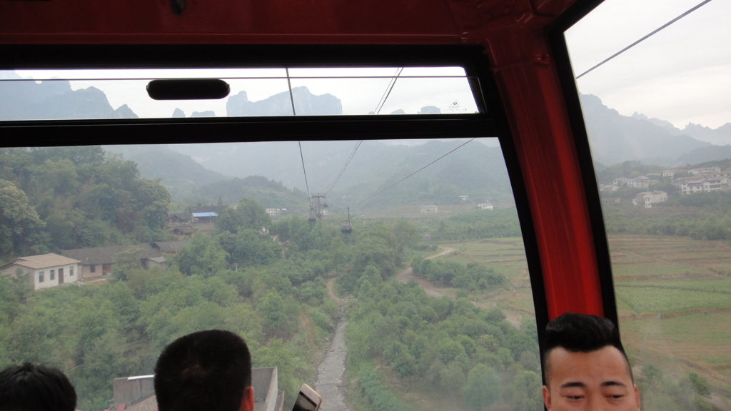 張家界 天門山ロープウエイ 民家上通過