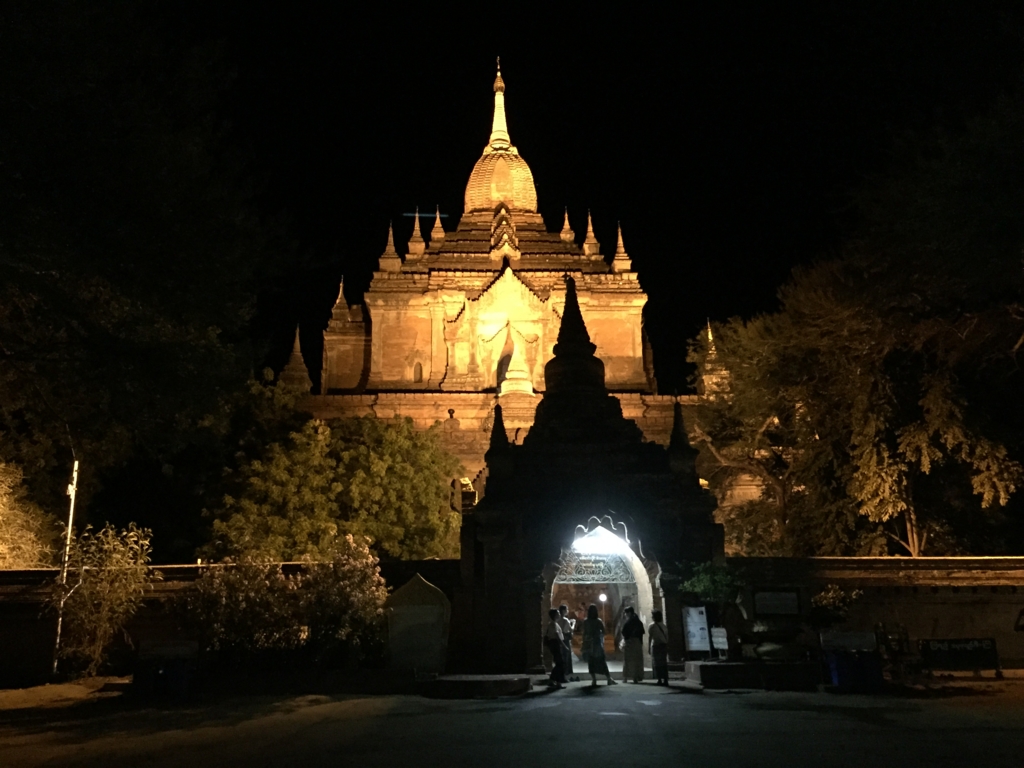 ミャンマー タビニュー寺院 夜間ライトアップ