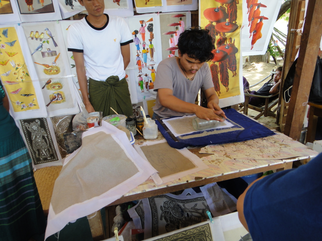 ミャンマー旅行 バガン 伝統工芸 漆塗り、砂絵 伝統芸能「操り人形劇