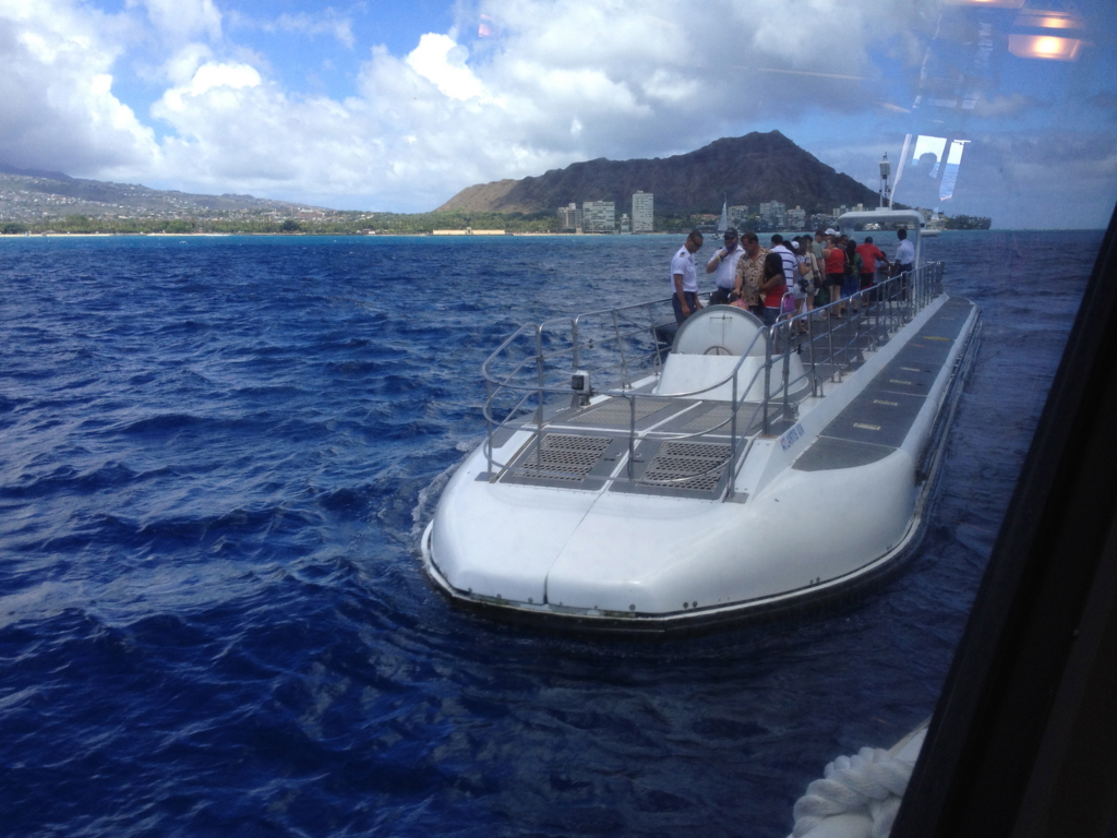 ハワイ オアフ島 観光用潜水艦 「アトランティス」